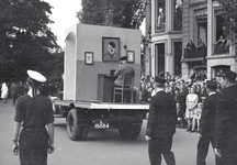 831701 Afbeelding van een wagen, vermoedelijk van de PTT-groep, in de optocht ter gelegenheid van Koninginnedag, op de ...